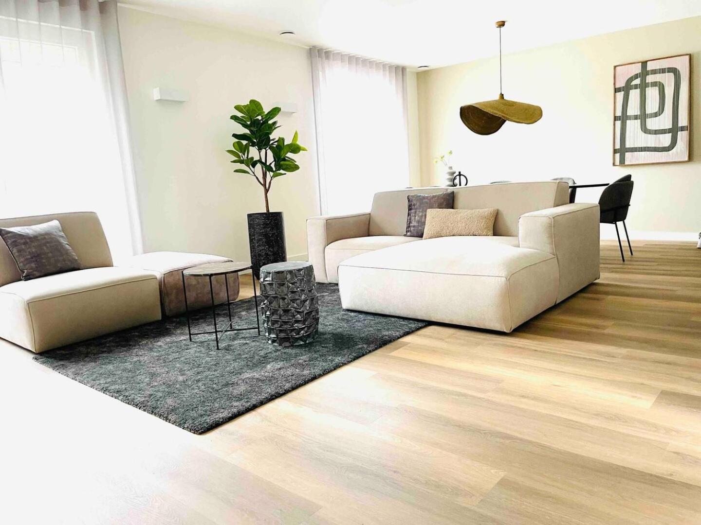 New Apartment In City Centre Large オイルスコート エクステリア 写真
