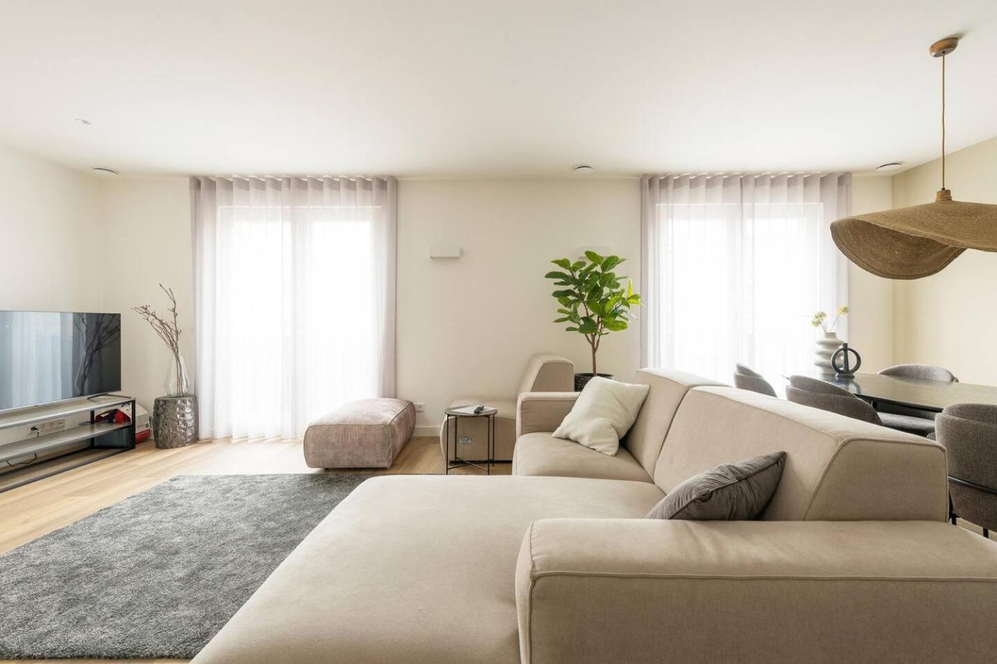 New Apartment In City Centre Large オイルスコート エクステリア 写真