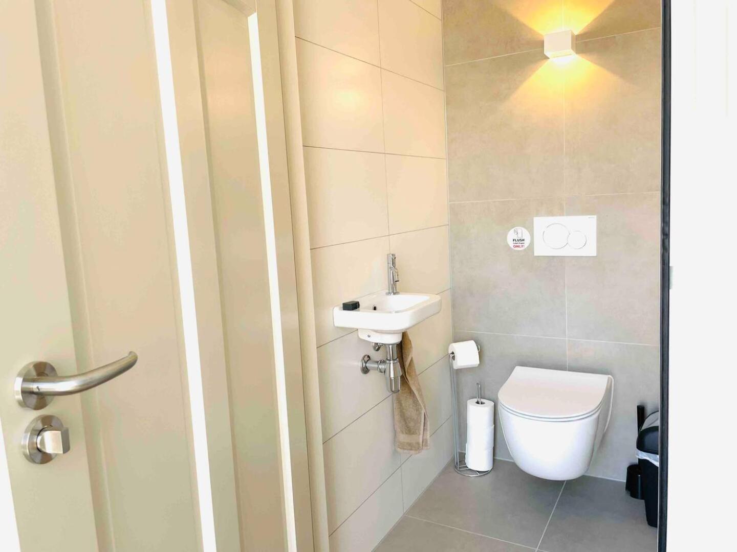 New Apartment In City Centre Large オイルスコート エクステリア 写真